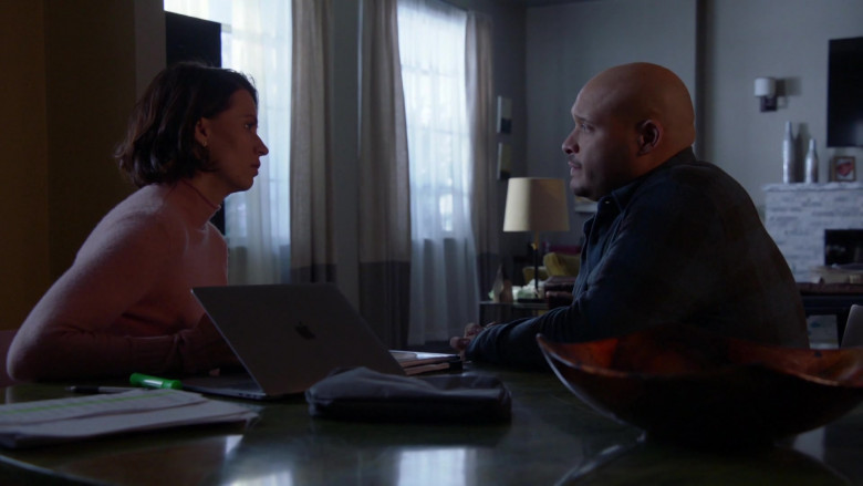 Apple MacBook Laptop in Chicago Fire S10E16 Hot and Fast (2)