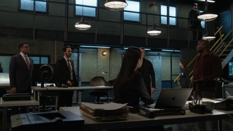Apple MacBook Laptop in The Blacklist S09E11 The Conglomerate (1)