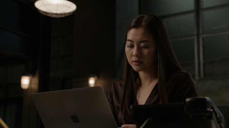 Apple MacBook Laptop in The Blacklist S09E11 The Conglomerate (2)