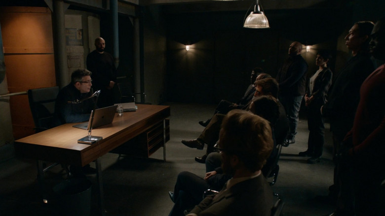 Apple MacBook Laptop in The Blacklist S09E12 The Chairman (1)