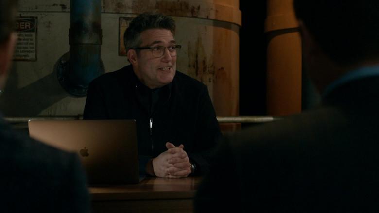 Apple MacBook Laptop in The Blacklist S09E12 The Chairman (2)