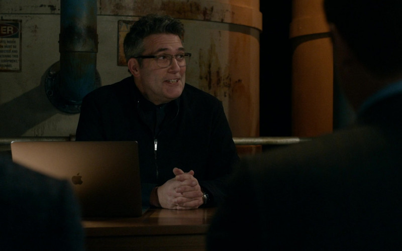 Apple MacBook Laptop in The Blacklist S09E12 The Chairman (2)