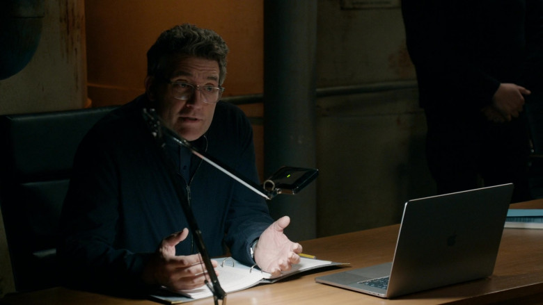 Apple MacBook Laptop in The Blacklist S09E12 The Chairman (3)