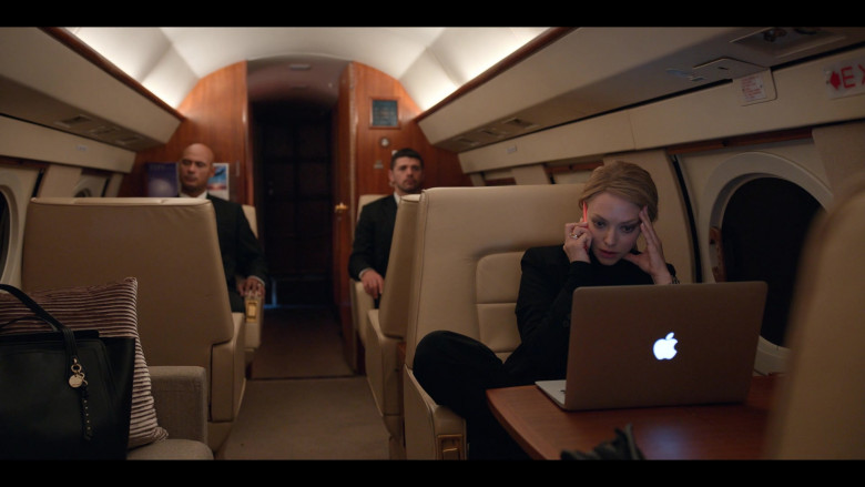 Apple MacBook Laptop of Amanda Seyfried as Elizabeth Holmes in The Dropout S01E05 Flower of Life (1)
