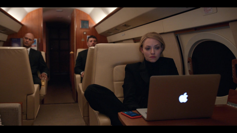 Apple MacBook Laptop of Amanda Seyfried as Elizabeth Holmes in The Dropout S01E05 Flower of Life (2)