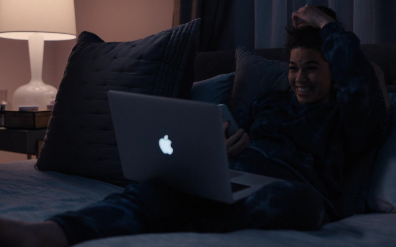 Apple MacBook Laptop of America Ferrera as Elishia Kennedy in WeCrashed S01E04 4.4 (2022)