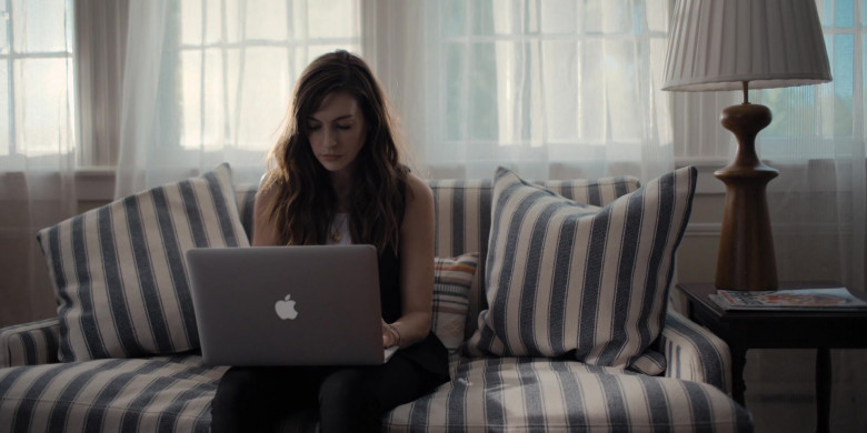 Apple MacBook Laptop of Anne Hathaway as Rebekah Neumann in WeCrashed S01E03 Summer Camp (1)