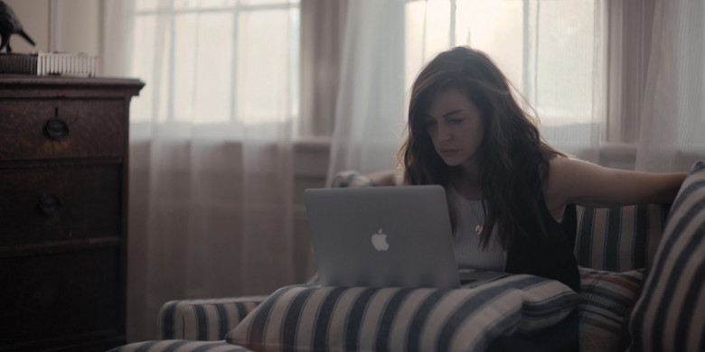 Apple MacBook Laptop of Anne Hathaway as Rebekah Neumann in WeCrashed S01E03 Summer Camp (2)