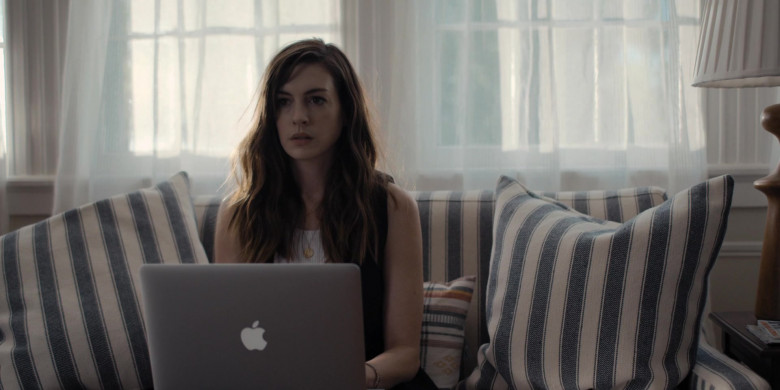 Apple MacBook Laptop of Anne Hathaway as Rebekah Neumann in WeCrashed S01E03 Summer Camp (3)