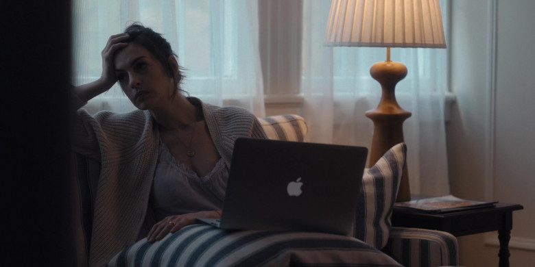 Apple MacBook Laptop of Anne Hathaway as Rebekah Neumann in WeCrashed S01E03 Summer Camp (4)