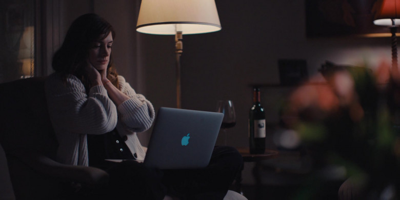 Apple MacBook Laptop of Anne Hathaway as Rebekah Neumann in WeCrashed S01E03 Summer Camp (5)