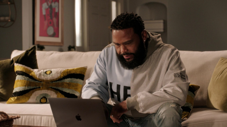Apple MacBook Laptop of Anthony Anderson as Andre ‘Dre' Johnson in Black-ish S08E09 And the Winner Is… (2)