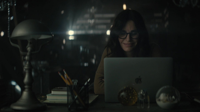 Apple MacBook Laptop of Courteney Cox as Pat Phelps in Shining Vale S01E01 Chapter One – Welcome to Casa De Phelps (2022)