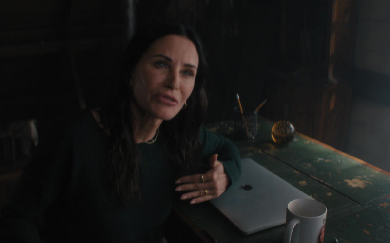 Apple MacBook Laptop of Courteney Cox as Pat Phelps in Shining Vale S01E04 Chapter Four – So Much Blood (1)