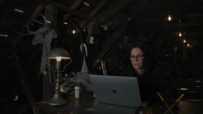 Apple MacBook Laptop of Courteney Cox as Pat Phelps in Shining Vale S01E04 Chapter Four – So Much Blood (2)