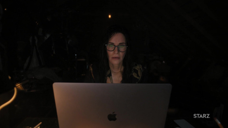 Apple MacBook Laptop of Courteney Cox as Pat Phelps in Shining Vale S01E04 Chapter Four – So Much Blood (3)
