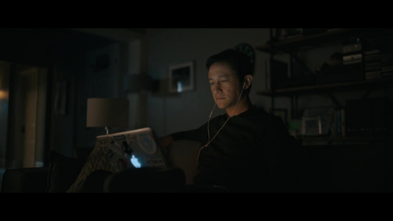 Apple MacBook Laptop of Joseph Gordon-Levitt as Travis Kalanick in Super Pumped The Battle for Uber S01E02 X to the X (1)
