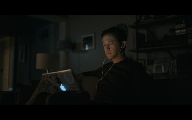 Apple MacBook Laptop of Joseph Gordon-Levitt as Travis Kalanick in Super Pumped The Battle for Uber S01E02 X to the X (1)