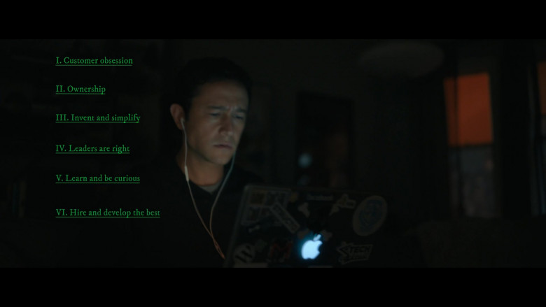 Apple MacBook Laptop of Joseph Gordon-Levitt as Travis Kalanick in Super Pumped The Battle for Uber S01E02 X to the X (2)