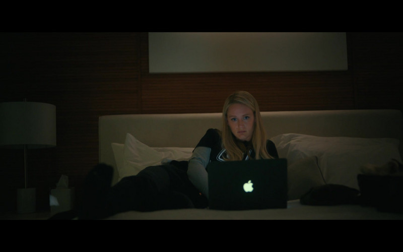 Apple MacBook Laptop of Kerry Bishé as Austin Geidt in Super Pumped The Battle for Uber S01E02 X to the X (2022)