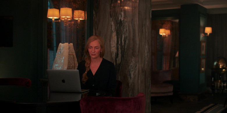 Apple MacBook Laptop of Uma Thurman as Katherine Newman in Suspicion S01E08 Unmasked (2022)