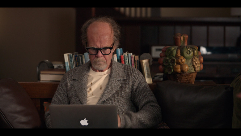 Apple MacBook Laptop of William H. Macy as Richard Fuisz in The Dropout S01E06 Iron Sisters (1)