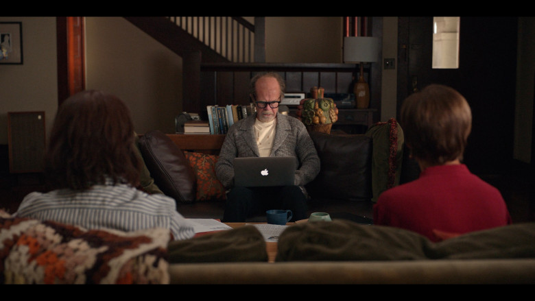 Apple MacBook Laptop of William H. Macy as Richard Fuisz in The Dropout S01E06 Iron Sisters (2)