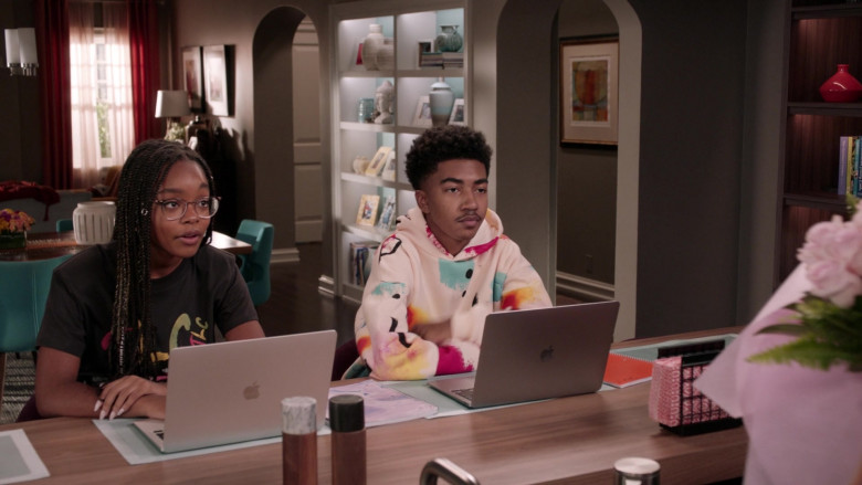 Apple MacBook Laptops Used by Marsai Martin as Diane Johnson & Miles Brown as Jack Johnson in Black-ish S08E09 (1)