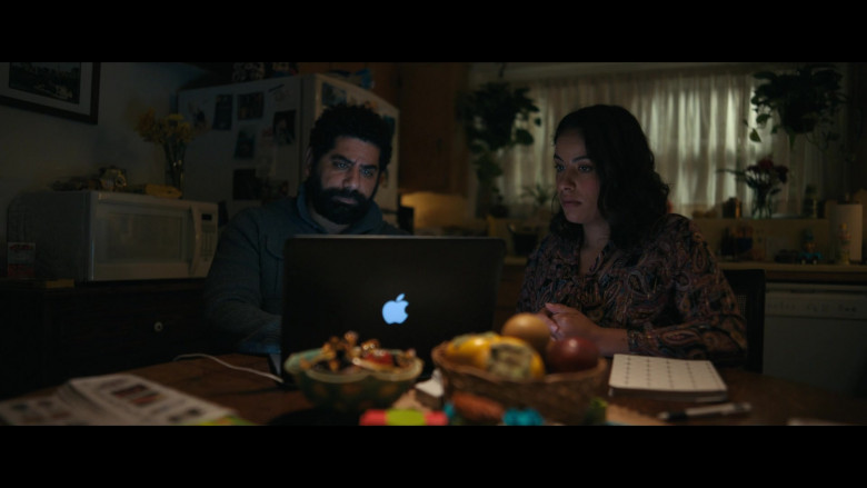 Apple MacBook Laptops in Super Pumped S01E05 The Charm Offensive (2)