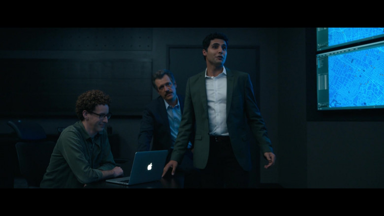 Apple MacBook Laptops in Super Pumped S01E05 The Charm Offensive (3)