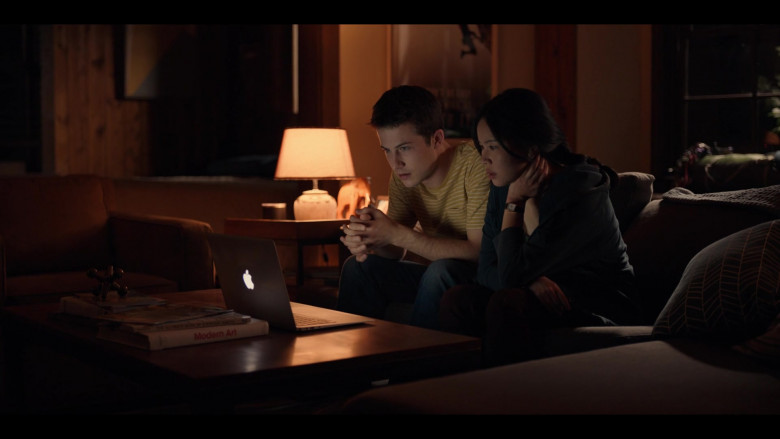Apple MacBook Laptops in The Dropout S01E07 Heroes (5)