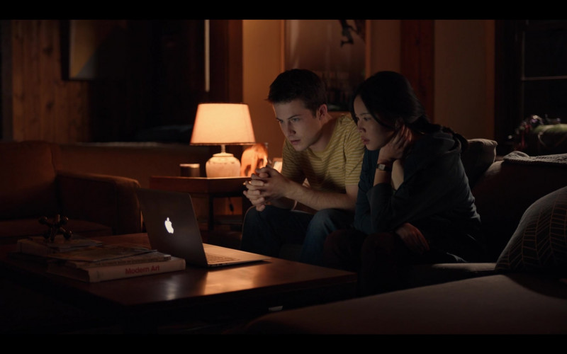 Apple MacBook Laptops in The Dropout S01E07 Heroes (5)