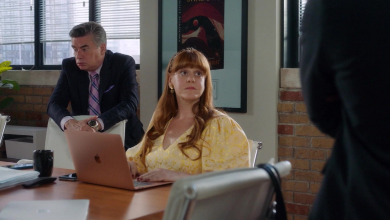 Apple MacBook Laptops in Workin' Moms S06E11 The Break (1)