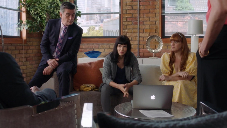 Apple MacBook Laptops in Workin' Moms S06E11 The Break (2)