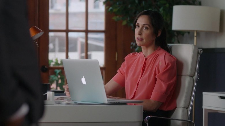 Apple MacBook Laptops in Workin' Moms S06E11 The Break (3)