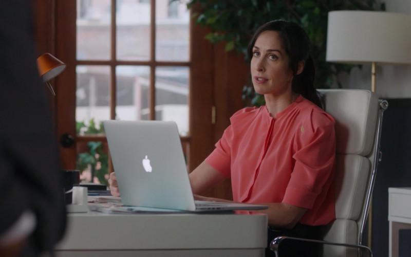Apple MacBook Laptops in Workin’ Moms S06E11 The Break (3)