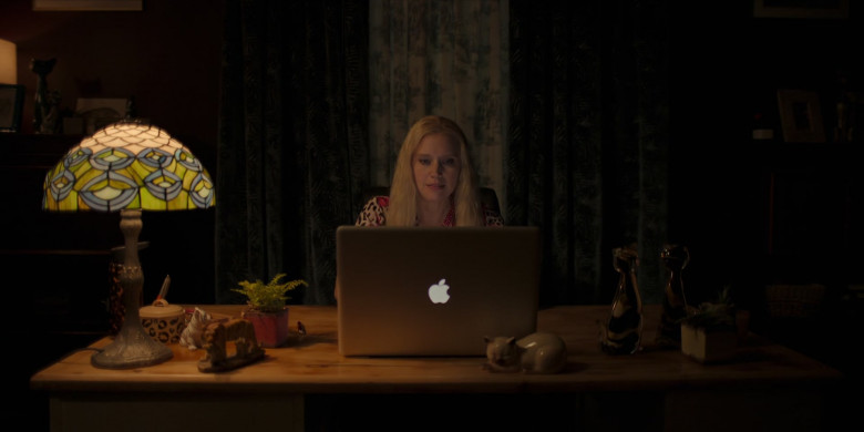 Apple MacBook Pro Laptop Used by Kate McKinnon as Carole Baskin in Joe vs. Carole S01E04 (1)