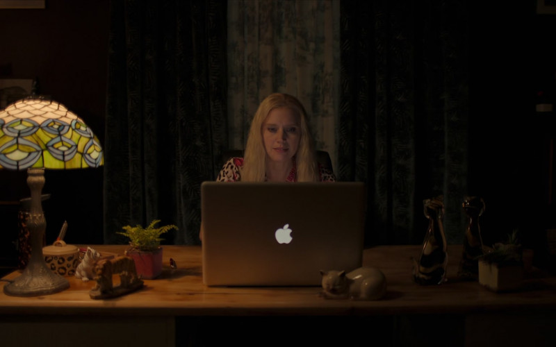 Apple MacBook Pro Laptop Used by Kate McKinnon as Carole Baskin in Joe vs. Carole S01E04 (1)