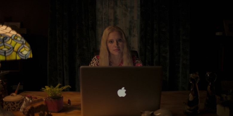Apple MacBook Pro Laptop Used by Kate McKinnon as Carole Baskin in Joe vs. Carole S01E04 (2)