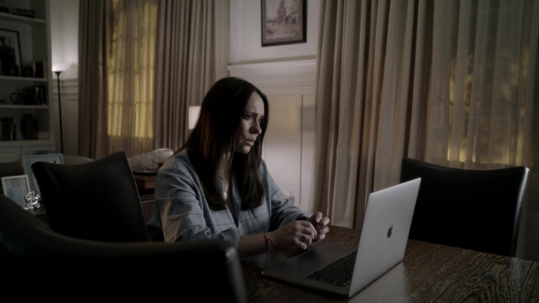 Apple MacBook Pro Laptop of Jennifer Love Hewitt as Maddie Kendall in 9-1-1 S05E12 Boston (1)
