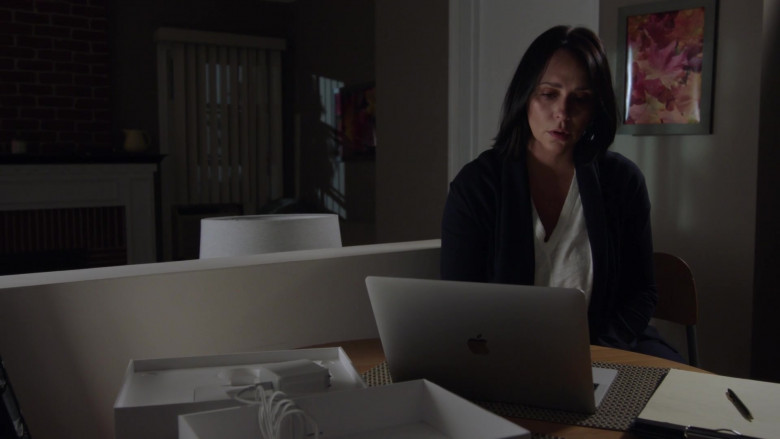 Apple MacBook Pro Laptop of Jennifer Love Hewitt as Maddie Kendall in 9-1-1 S05E12 Boston (2)