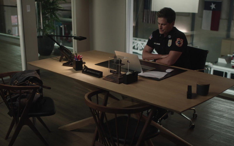 Apple MacBook Pro Laptop of Rob Lowe as Owen Strand in 9-1-1 Lone Star S03E09 The Bird (2022)