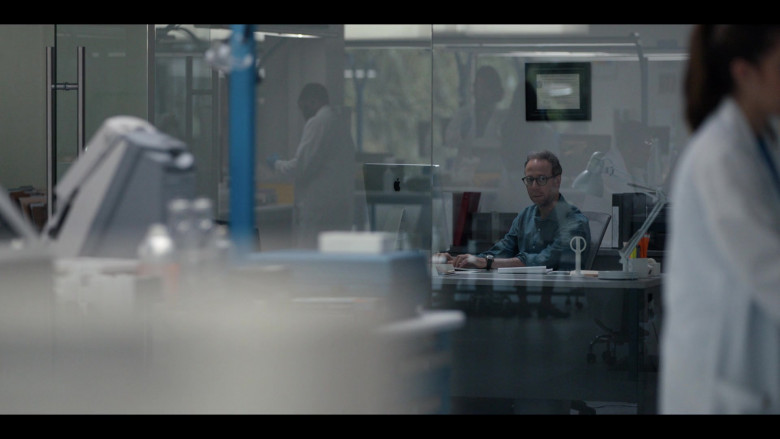 Apple Thunderbolt Display in The Dropout S01E07 Heroes (2)