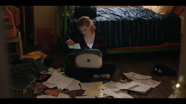 Apple iBook G3 Laptop Used by Amanda Seyfried as Elizabeth Holmes in The Dropout S01E01 I'm in a Hurry (2022)