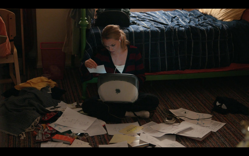 Apple iBook G3 Laptop Used by Amanda Seyfried as Elizabeth Holmes in The Dropout S01E01 I’m in a Hurry (2022)
