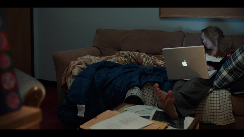 Apple iBook G4 White Laptop Used by Amanda Seyfried as Elizabeth Holmes in The Dropout S01E02 Satori (1)