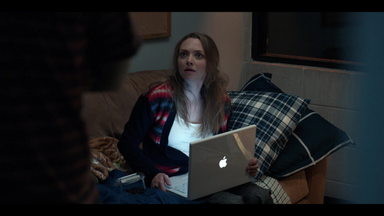 Apple iBook G4 White Laptop Used by Amanda Seyfried as Elizabeth Holmes in The Dropout S01E02 Satori (2)