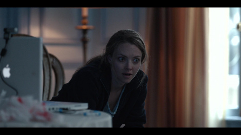 Apple iBook G4 White Laptop Used by Amanda Seyfried as Elizabeth Holmes in The Dropout S01E02 Satori (6)