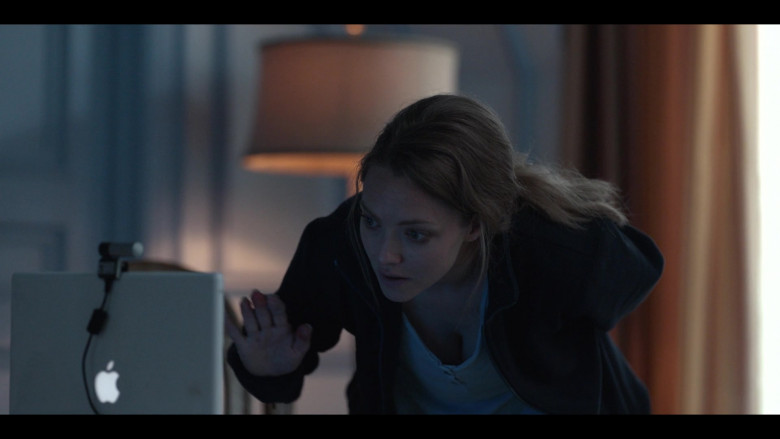 Apple iBook G4 White Laptop Used by Amanda Seyfried as Elizabeth Holmes in The Dropout S01E02 Satori (7)