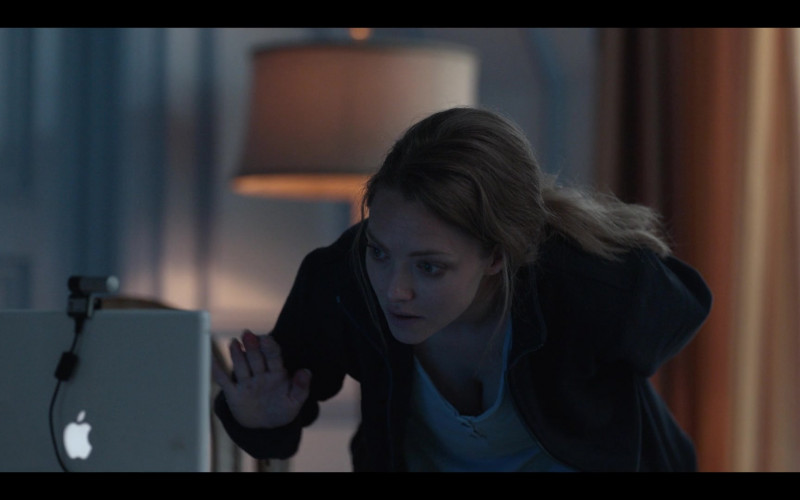 Apple iBook G4 White Laptop Used by Amanda Seyfried as Elizabeth Holmes in The Dropout S01E02 Satori (7)